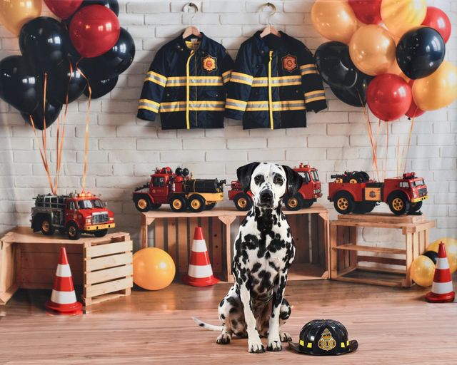 Kate Geburtstags Feuerwehr Thema Bunte Luftballon Spielzeugauto und Uniform Weiße Ziegelwand Hintergrund Entworfen von GQ