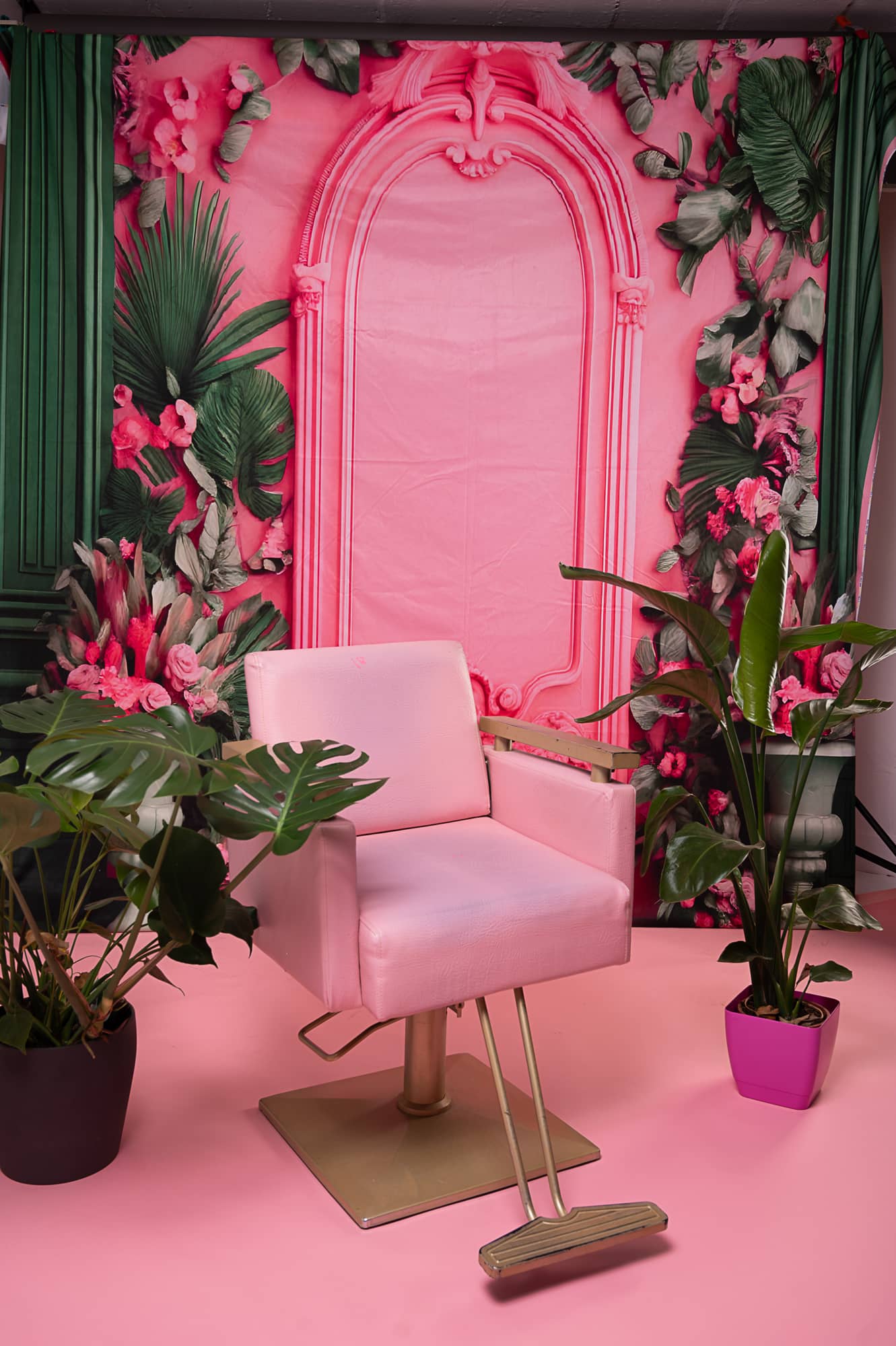 Kate Tropicaldolly Wall Fantasie Puppe Hintergrund von Ashley Paul