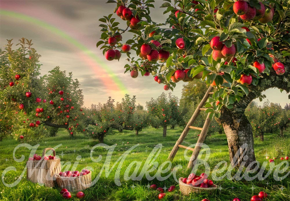 Kate Sommer Grün Wiesen Regenbogen Holzleiter Rote Apfel Obstgarten Hintergrund Entworfen von Mini MakeBelieve