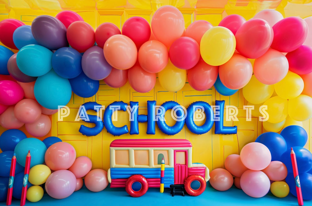 Kate Zurück zur Schule Bunte Ballonbogen Weiße Wand Hintergrund Entworfen von Patty Robert