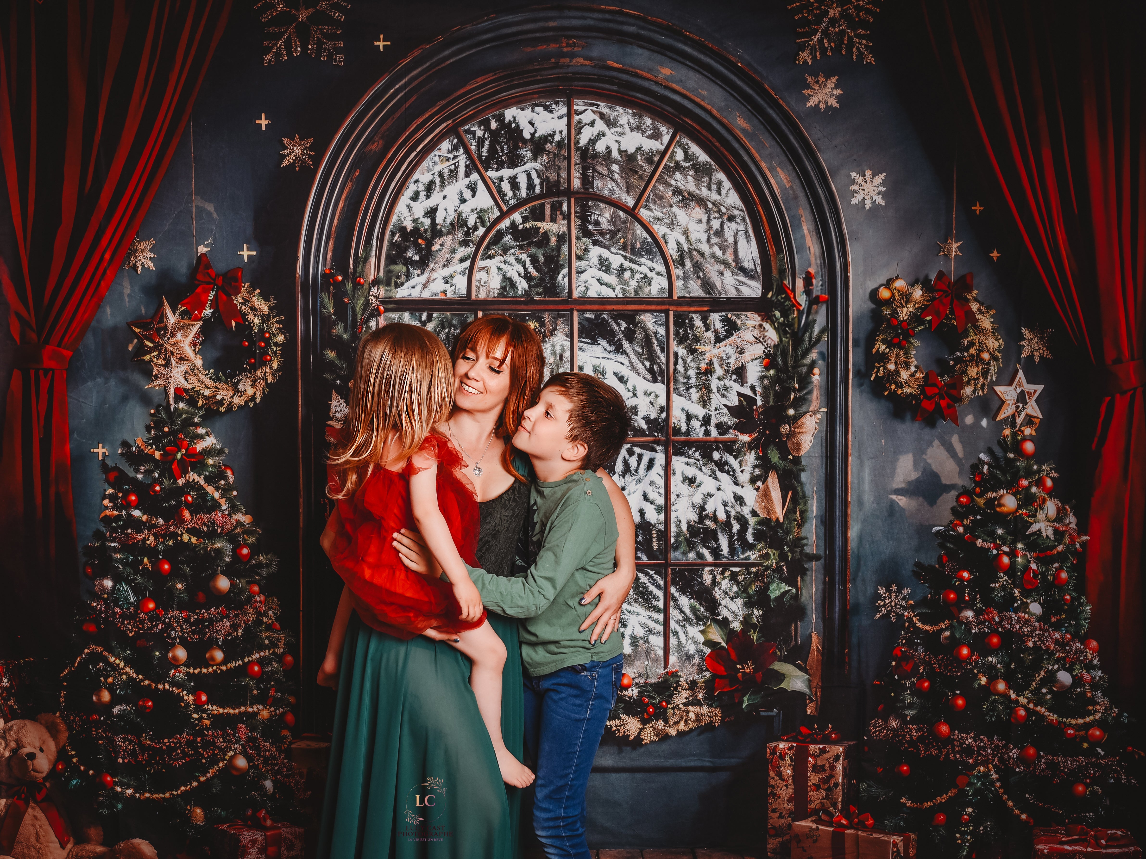 Kate Weihnachten Kranz Teddybär Roter Vorhang Dunkelgrünes Bogenfenster Hintergrund entworfen von Emetselch