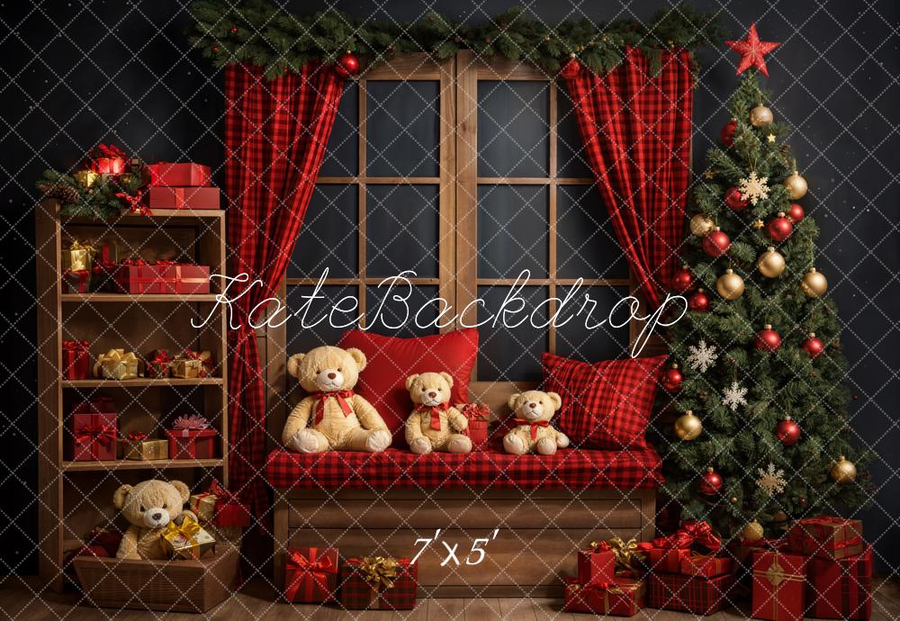 Kate Weihnachten Teddybär Roter Karo Vorhang Brauner Fensterrahmen Graue Wand Hintergrund entworfen von Emetselch