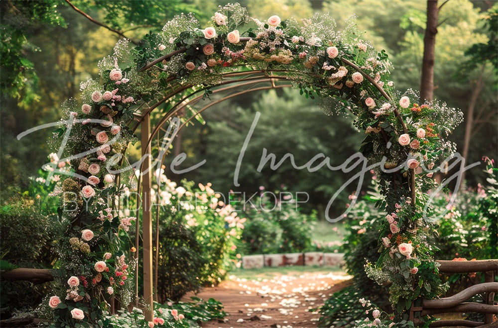 Kate Sommer Outdoor Wald Hochzeit Pinker Blumenbogen Pfad Hintergrund entworfen von Lidia Redekopp