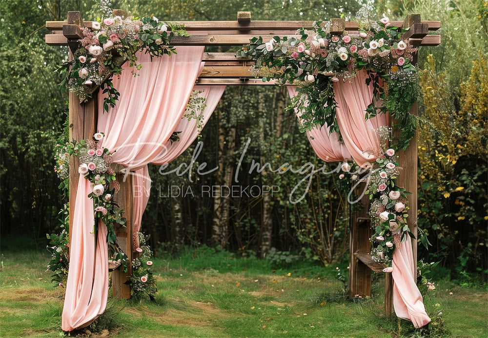 Kate Sommer Wald Hochzeit Pinkes Vorhang Florales Braunes Türrahmen Hintergrund entworfen von Lidia Redekopp