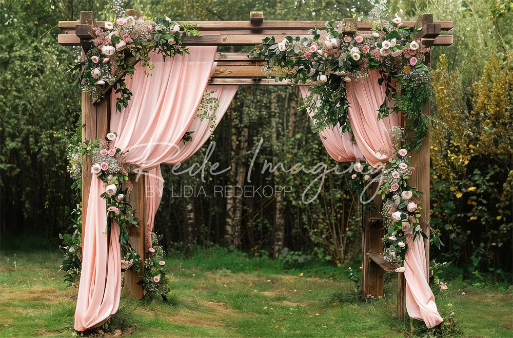 Kate Sommer Wald Hochzeit Pinkes Vorhang Florales Braunes Türrahmen Hintergrund entworfen von Lidia Redekopp