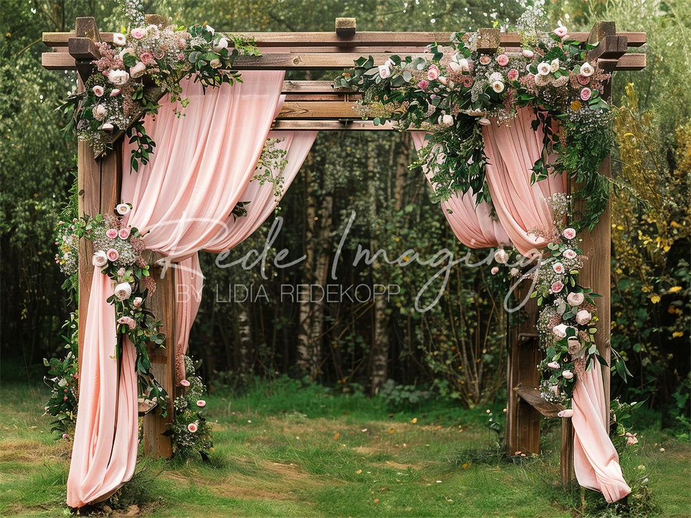 Kate Sommer Wald Hochzeit Pinkes Vorhang Florales Braunes Türrahmen Hintergrund entworfen von Lidia Redekopp