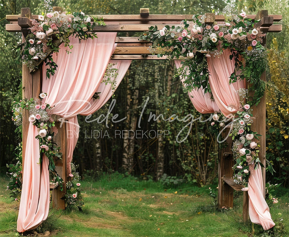 Kate Sommer Wald Hochzeit Pinkes Vorhang Florales Braunes Türrahmen Hintergrund entworfen von Lidia Redekopp