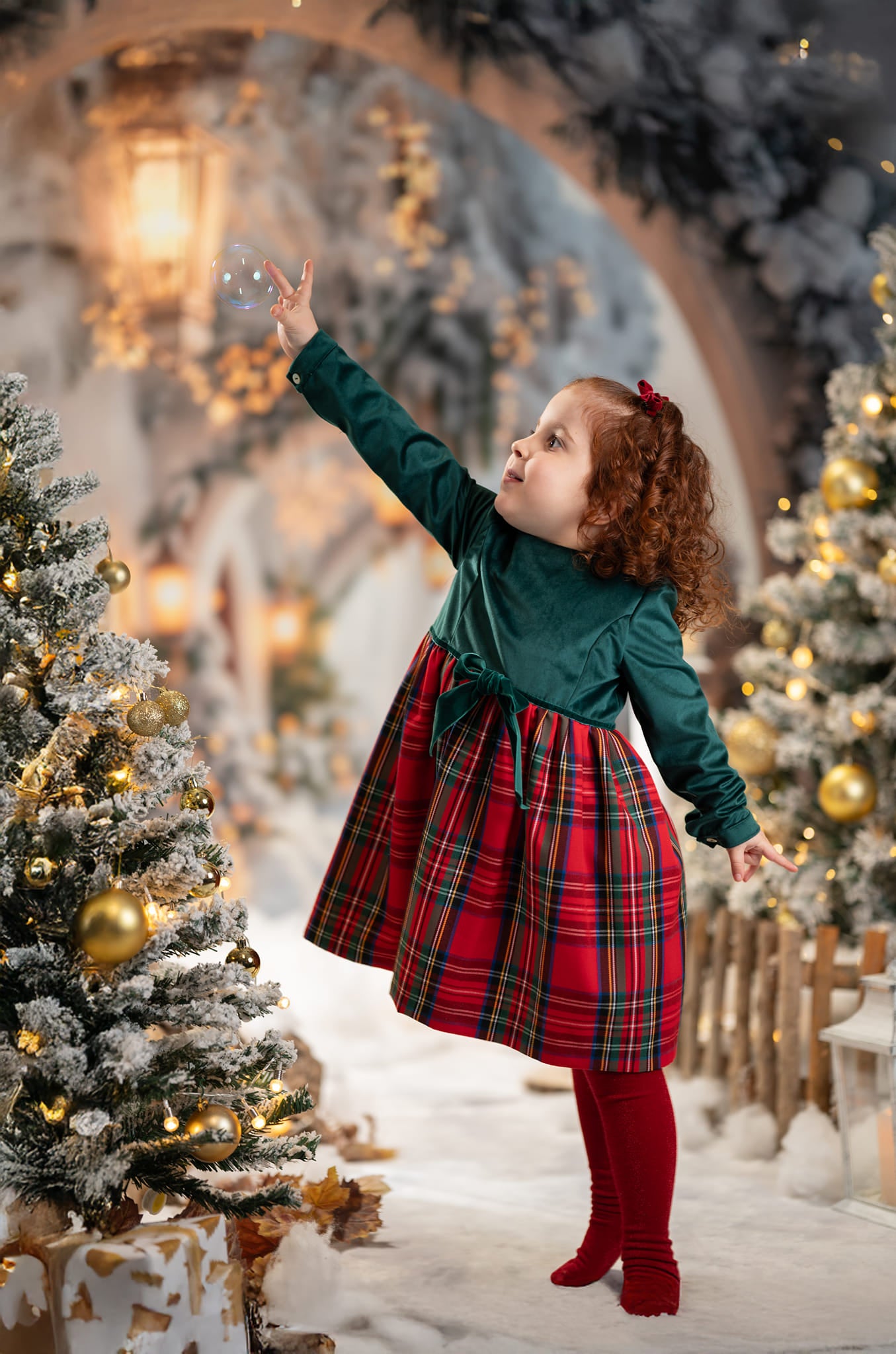 Kate Winter verschneite Weihnachtsbogen-Flur-Hintergrund entworfen von Emetselch