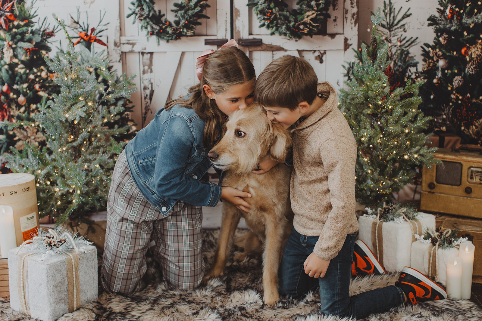 Kate Weihnachten Weiß Shabby Scheune Tür Hintergrund entworfen von Emetselch