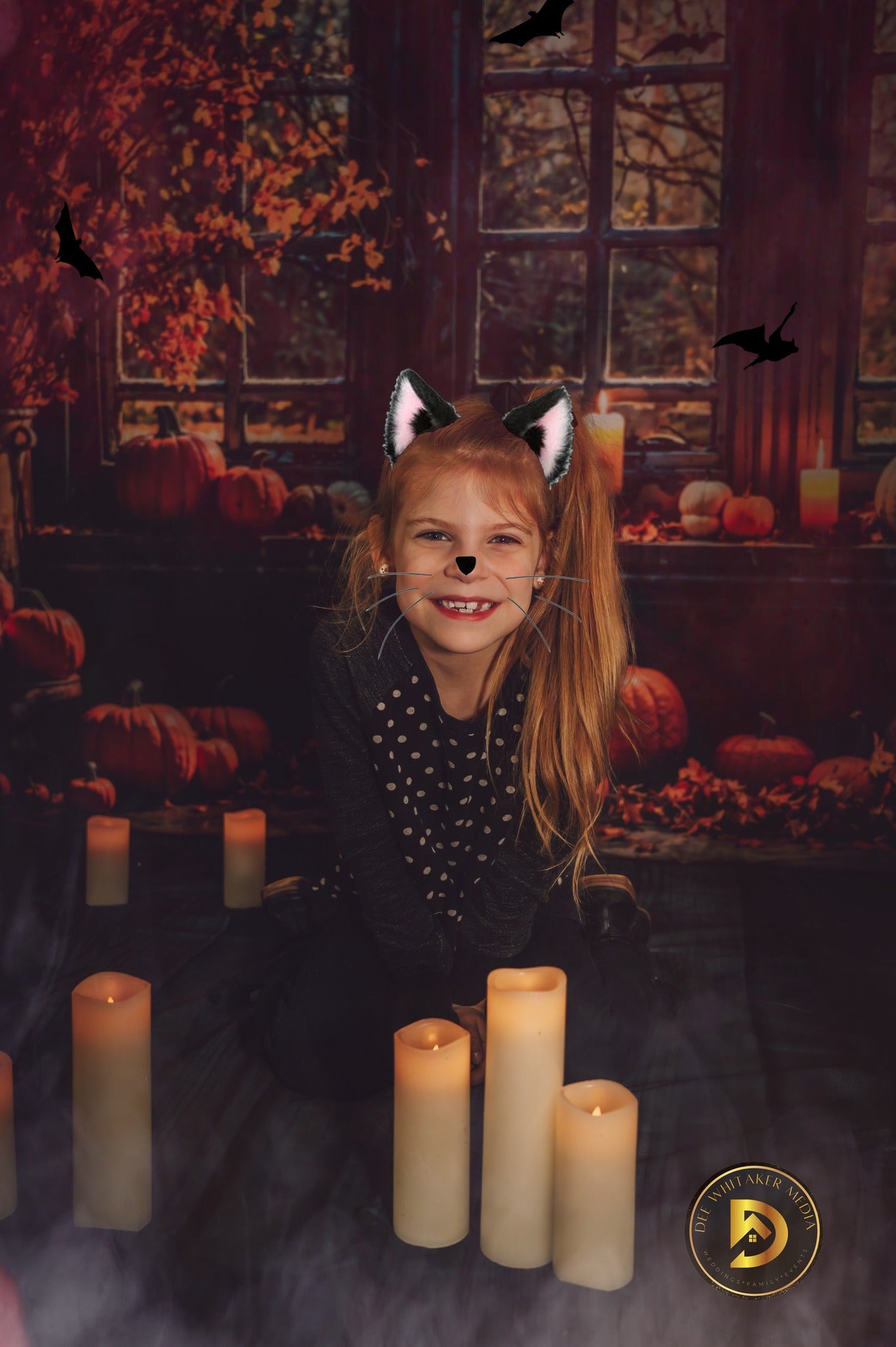 Kate Herbst-Halloween-Kürbis Schwarzes gewölbtes Fenster Hintergrund+Dunkelbrauner Fischgrätenholzboden Hintergrund