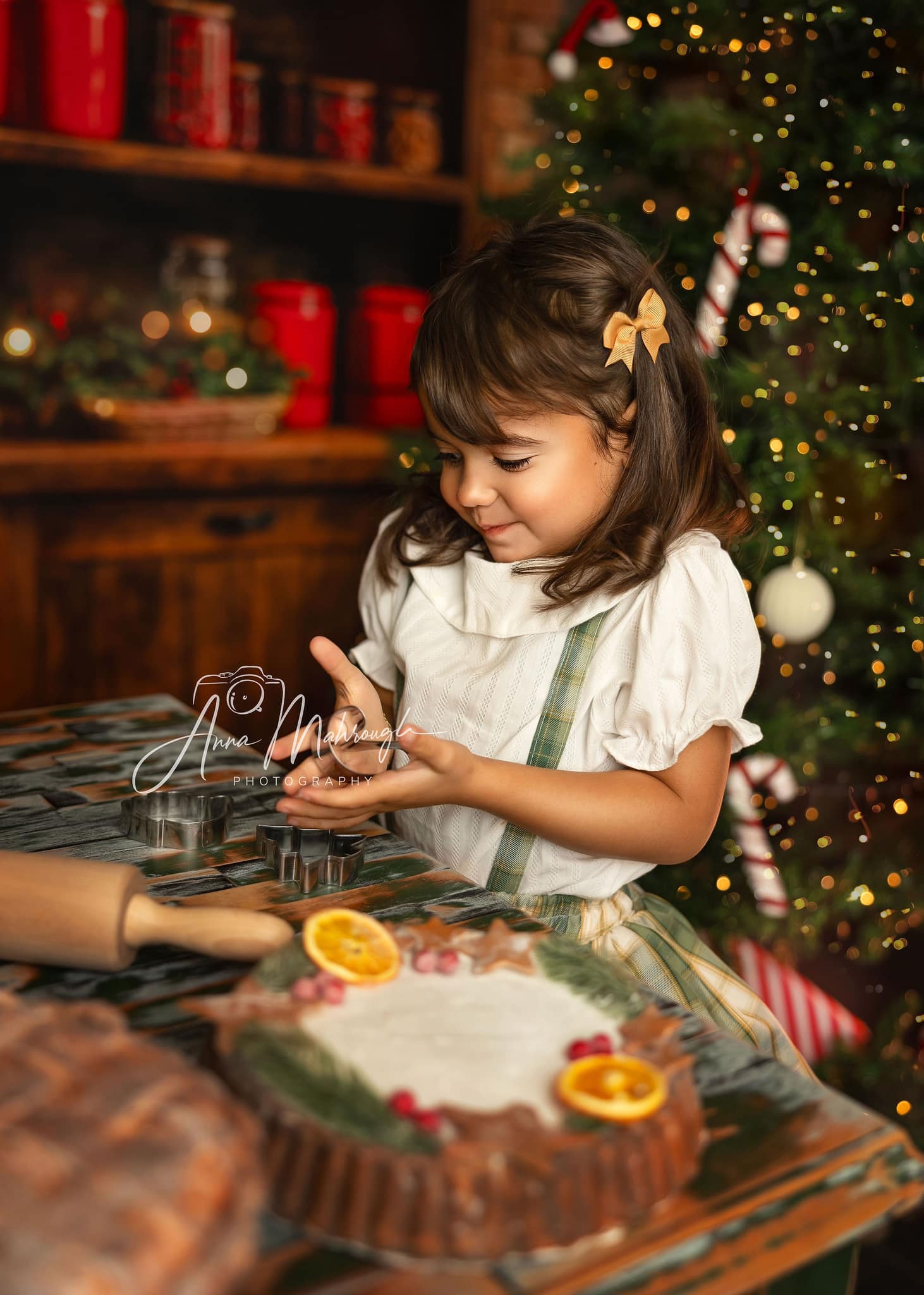 Kate Weihnachten Küche Braun Holz Schränke Rot Stocking Hintergrund entworfen von Emetselch