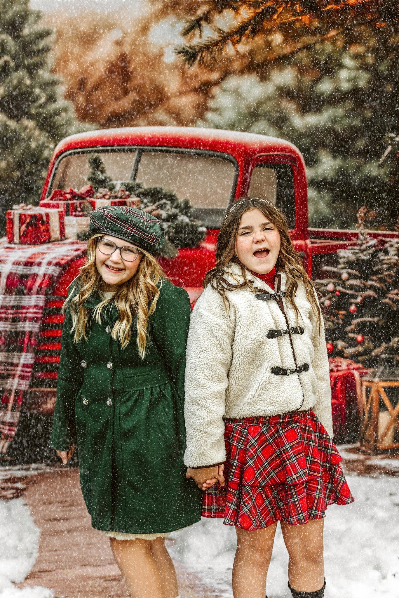 Kate Weihnachten Roter LKW karierter Wald Hintergrund Entworfen von Emetselch