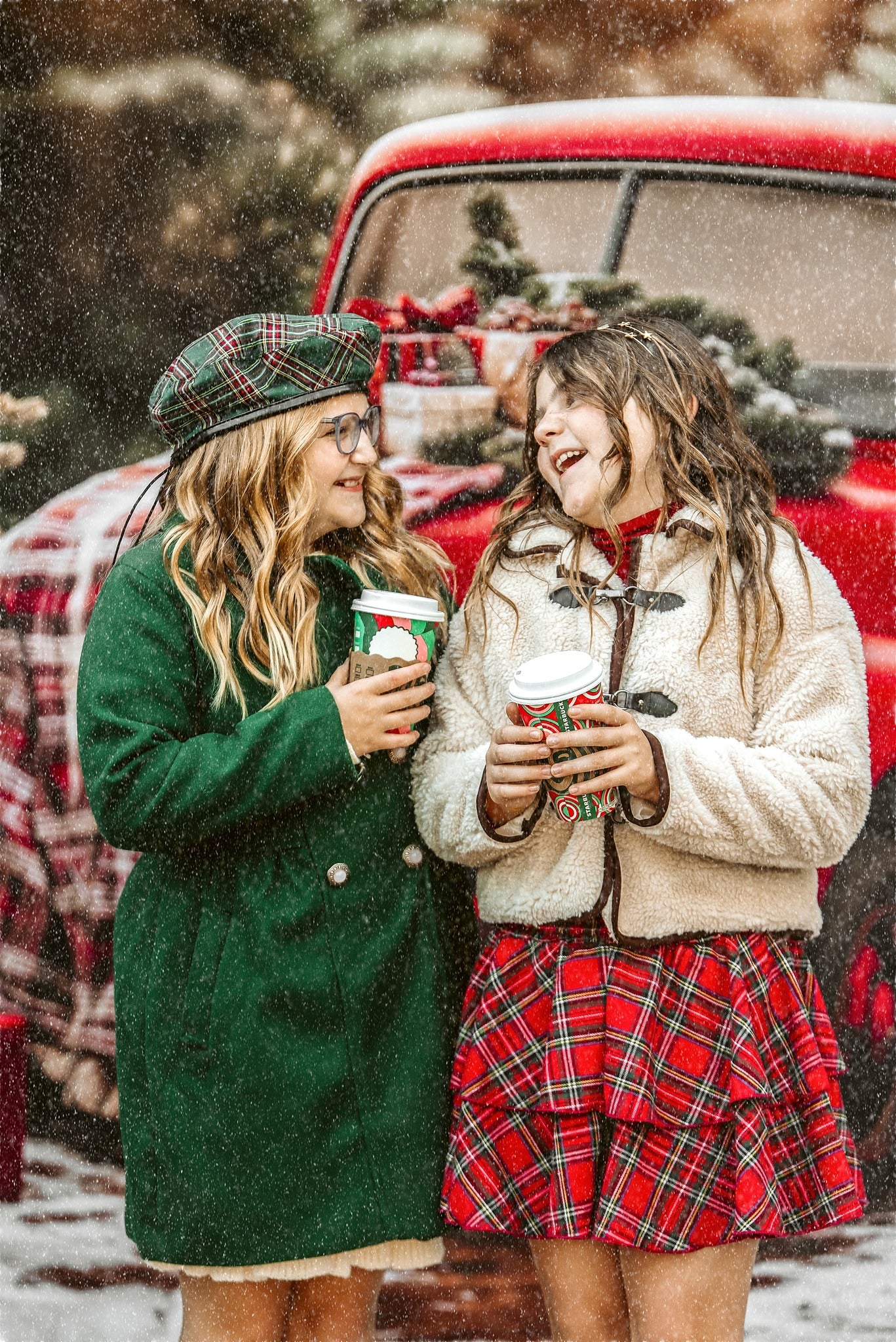 Kate Weihnachten Roter LKW karierter Wald Hintergrund Entworfen von Emetselch