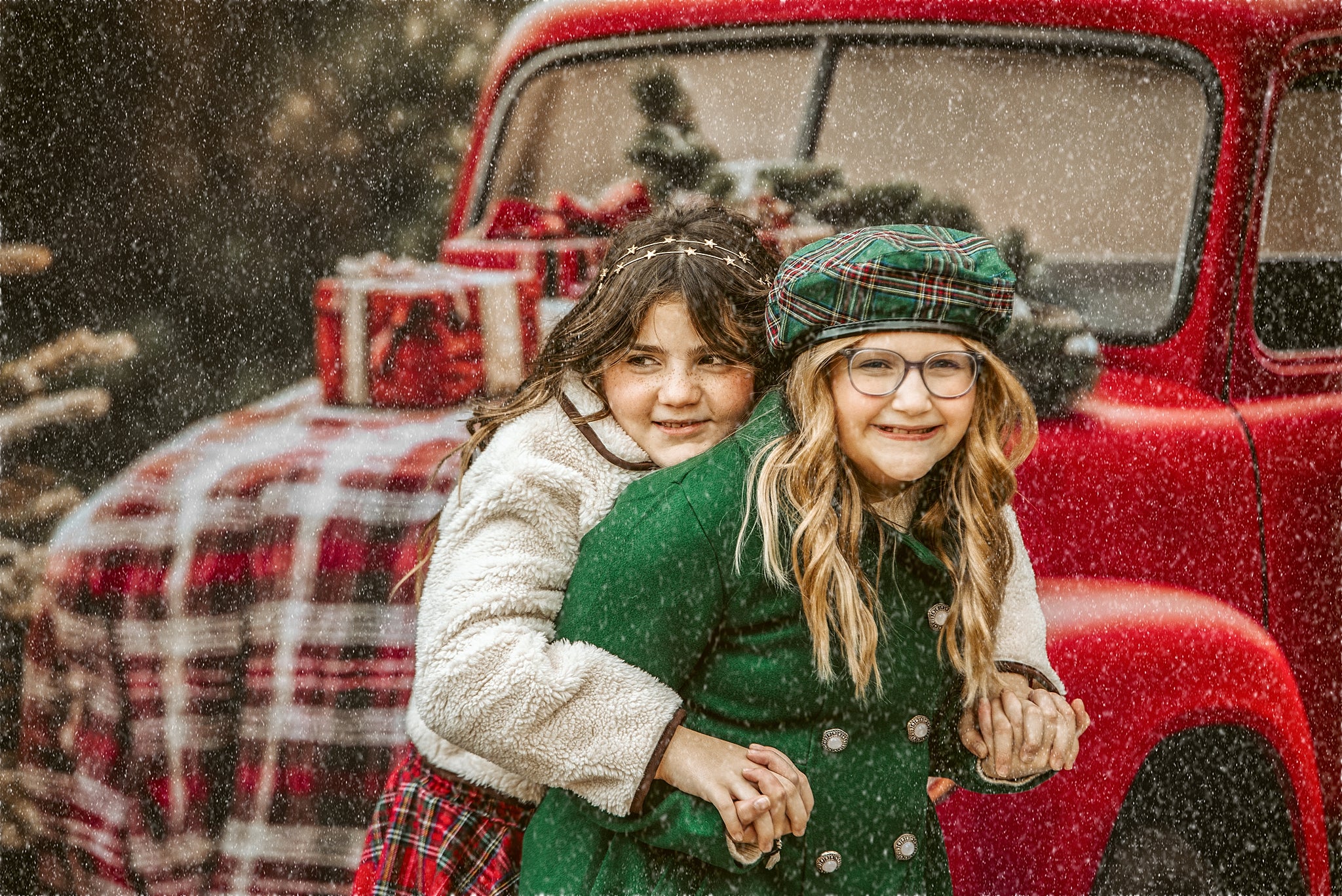 Kate Weihnachten Roter LKW karierter Wald Hintergrund Entworfen von Emetselch