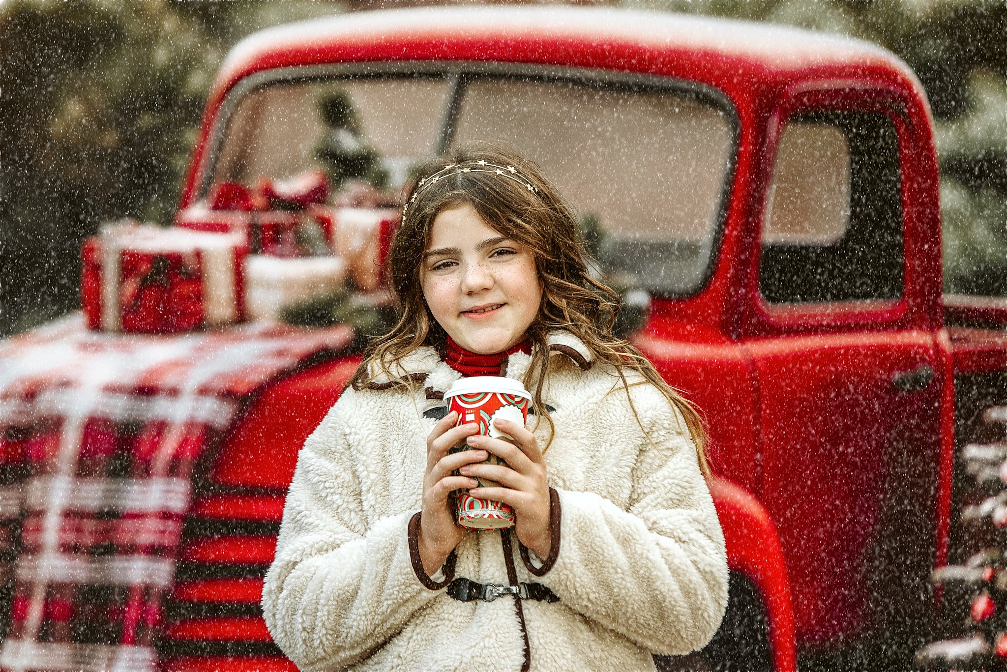 Kate Weihnachten Roter LKW karierter Wald Hintergrund Entworfen von Emetselch