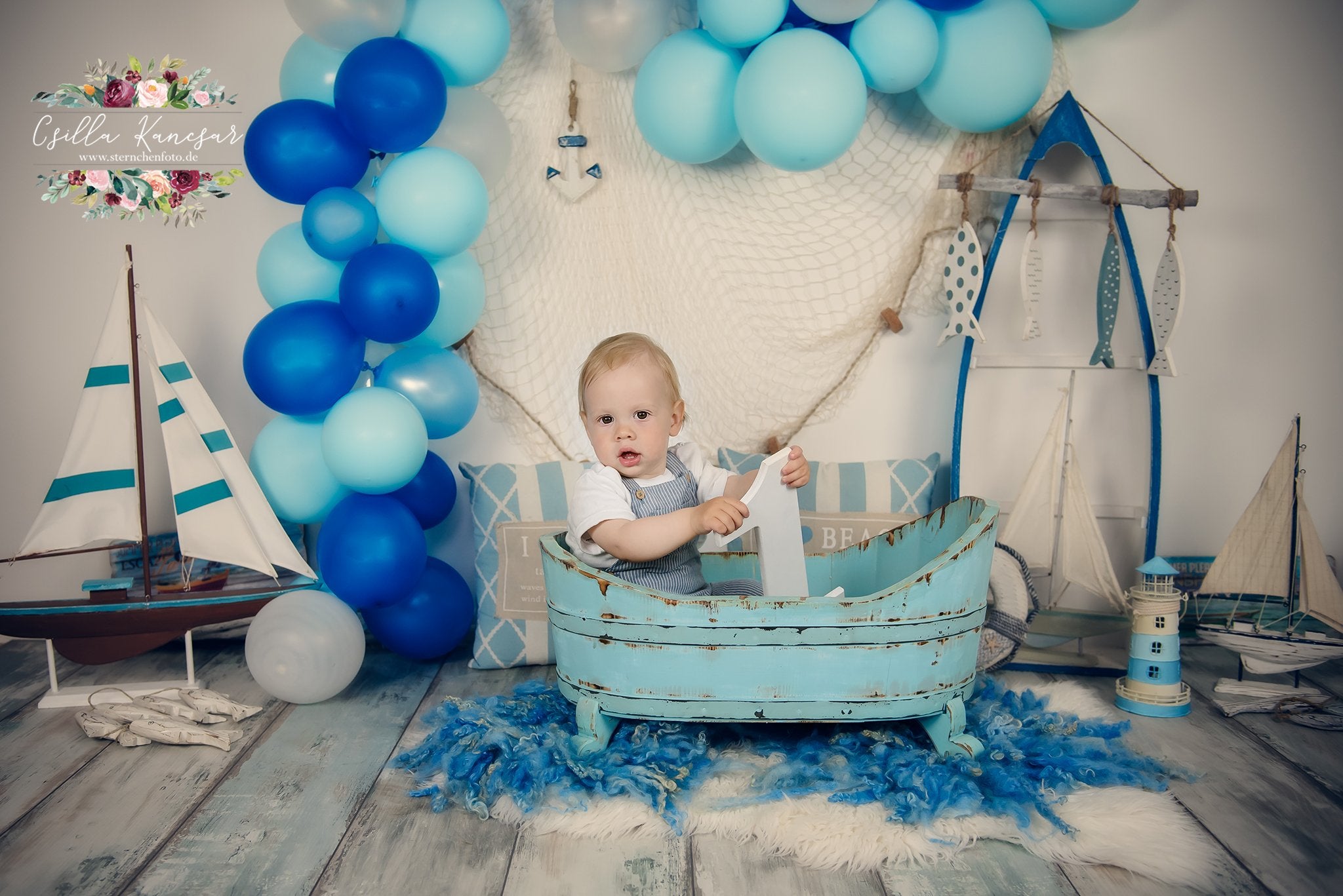 Kate Seemann Hintergrund blau Luftballons Segelboot Entworfen von Csilla Kancsar - Kate Backdrop.de